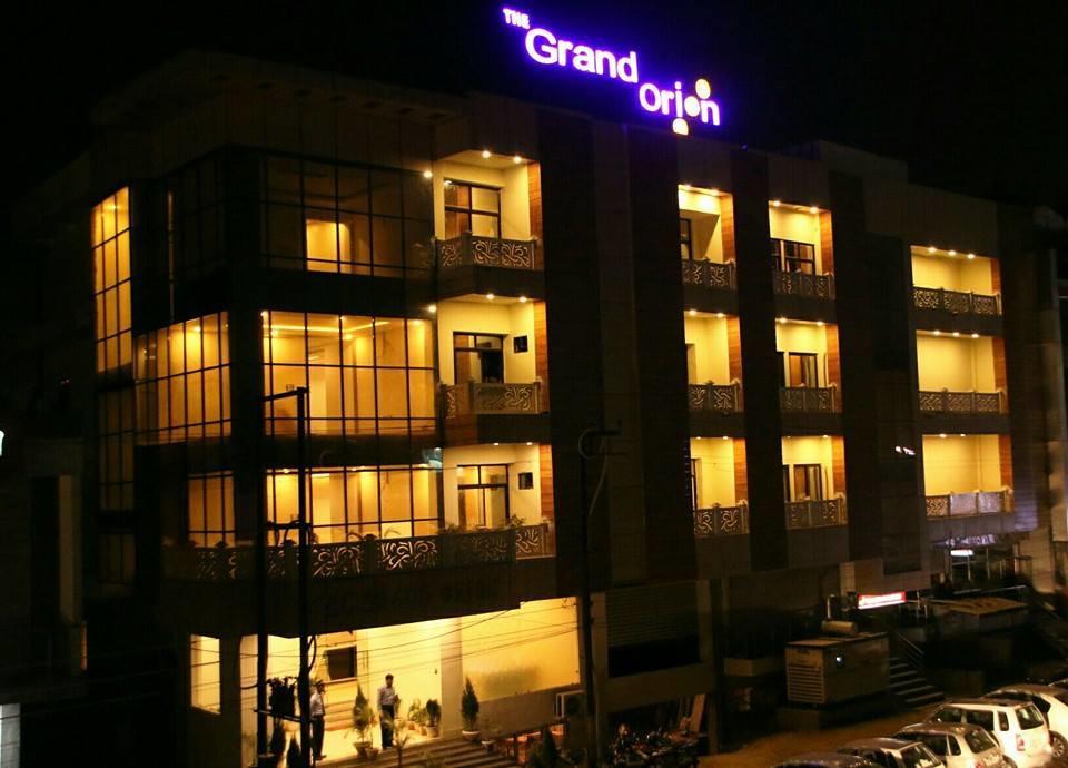 Отель The Grand Orion Chinhat Экстерьер фото