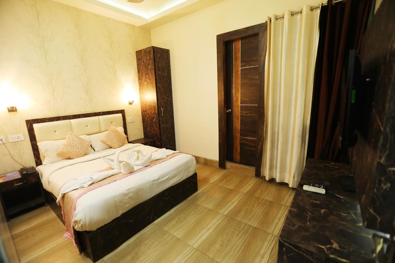 Отель The Grand Orion Chinhat Экстерьер фото