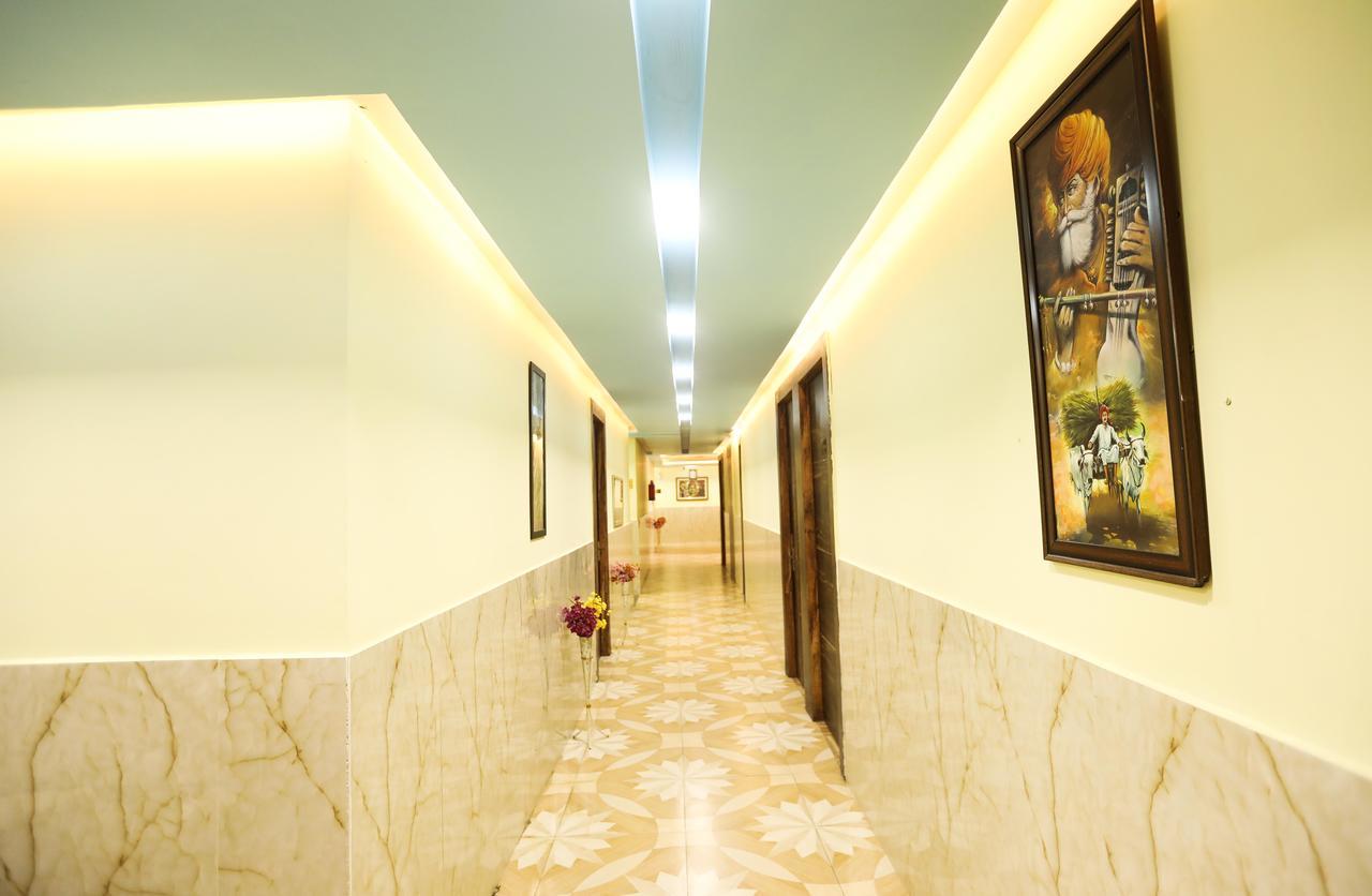 Отель The Grand Orion Chinhat Экстерьер фото